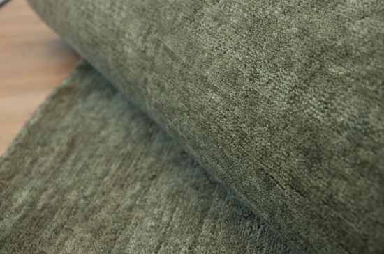 tapis vert laine noue a la main solide